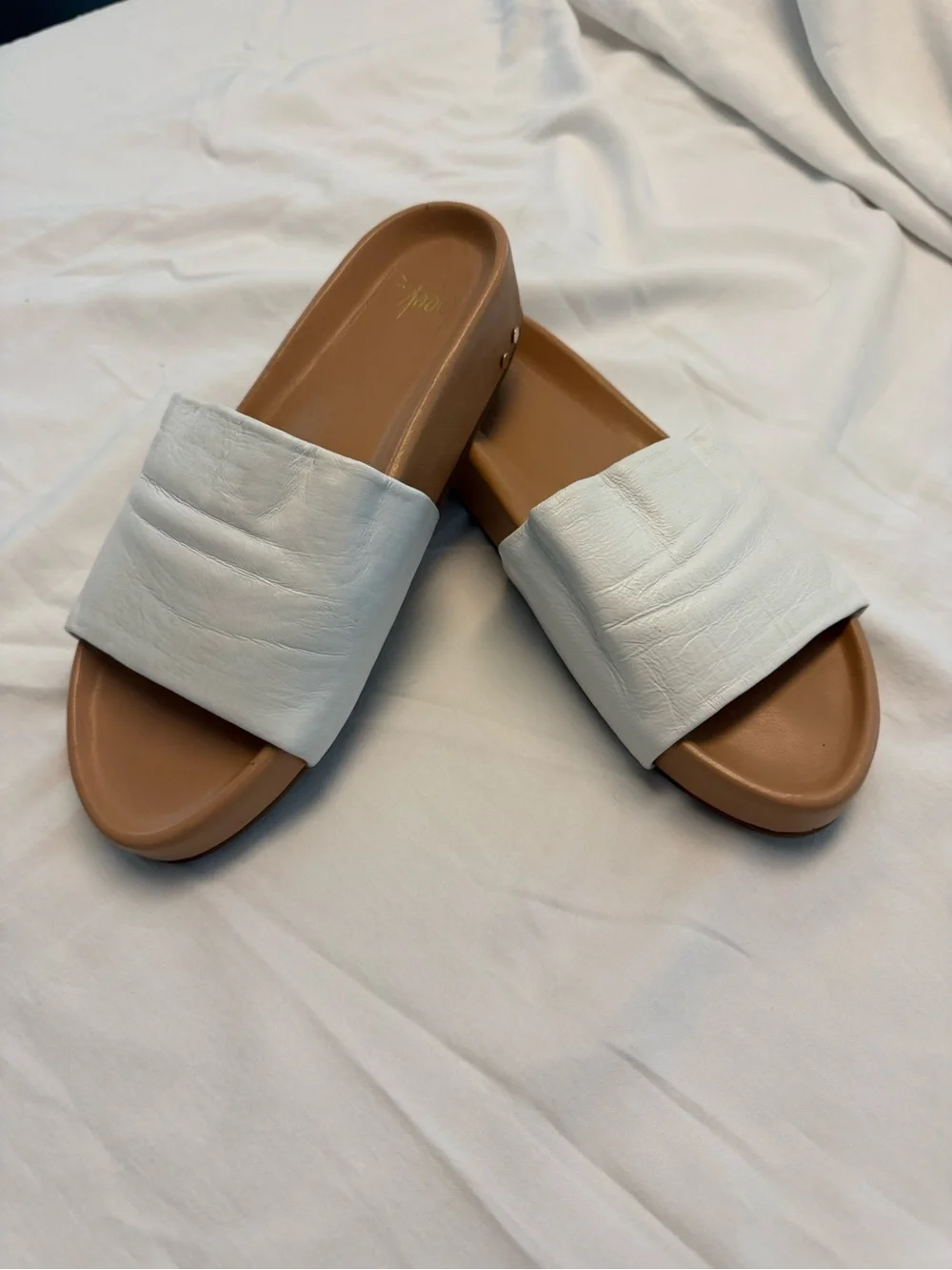 beek Pelican White Wide-Band Slide Sandals with Tan Footbed